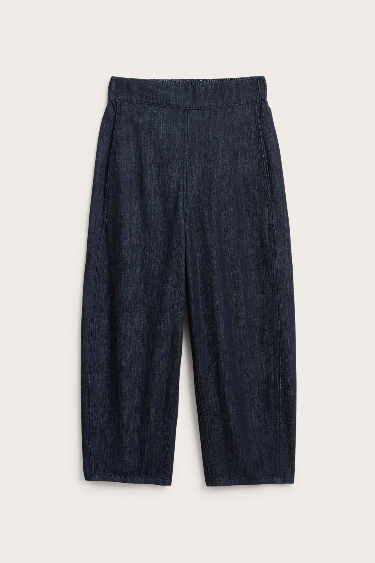Edestä näkymä tummansinisistä barrel fit -pull-on farkuista, joissa on joustava vyötärö ja sivutaskut.