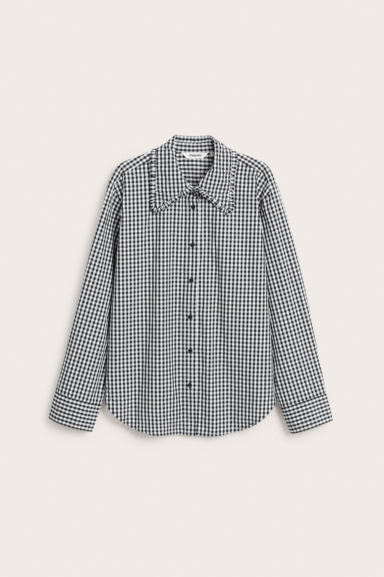 Widok z przodu czarno-białej koszuli bawełnianej w kratkę gingham z falbankowym kołnierzem i długimi rękawami.