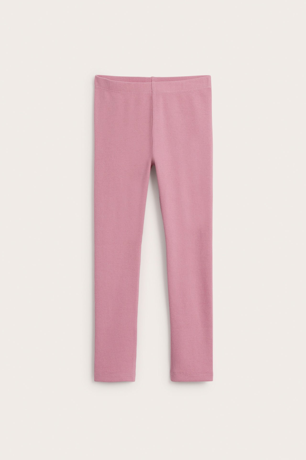 Edestä näkymä lasten yksivärisistä vaaleanpunaisista ribbileggingseistä, litteänä.