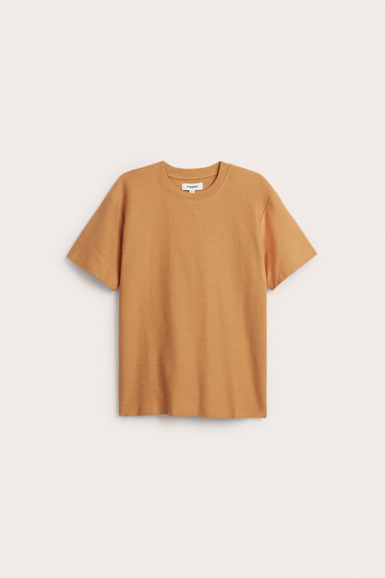 Framifrån, en beige lös passform rundhalsad t-shirt för män i texturerad bomull.