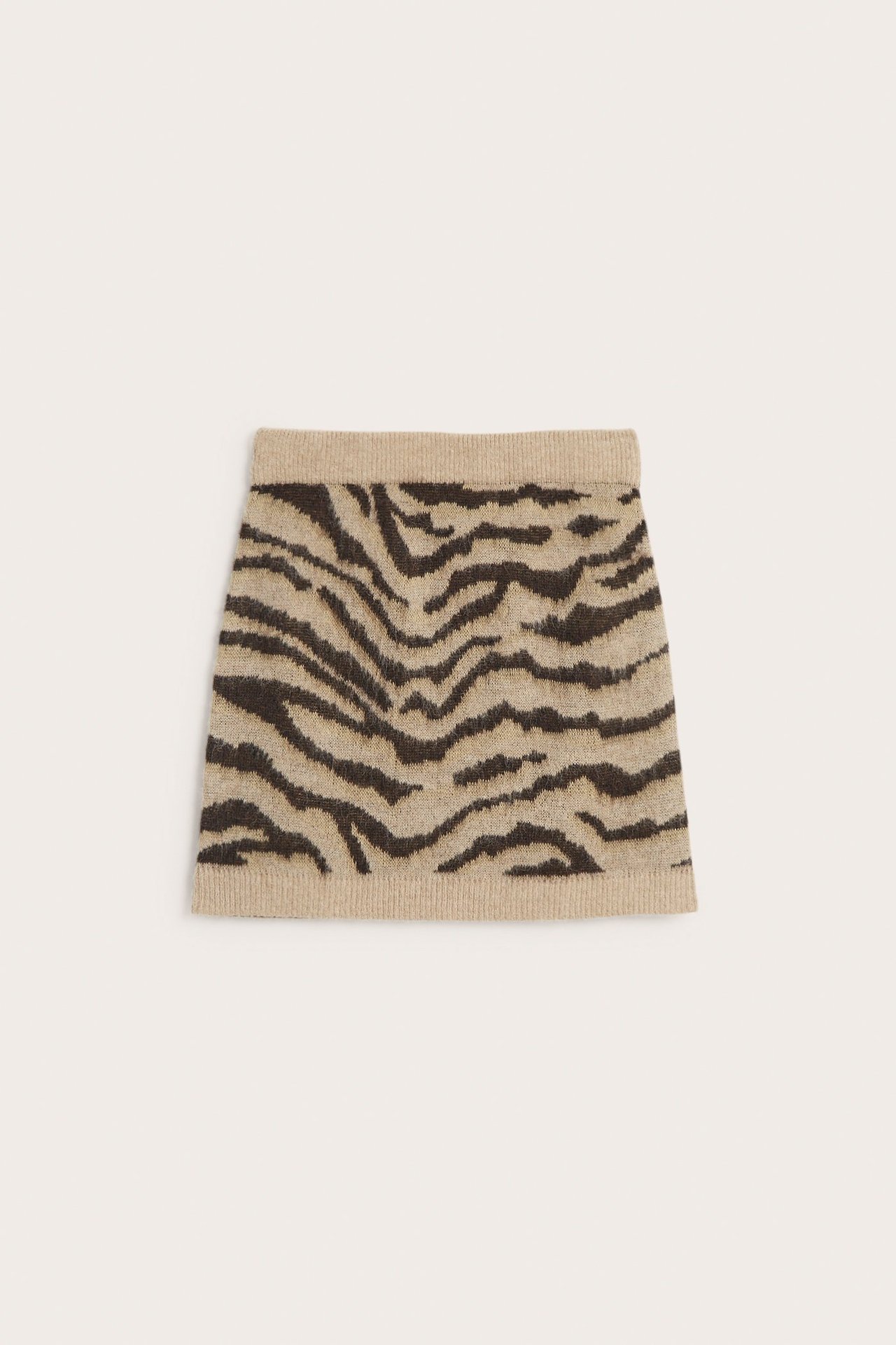 Widok z przodu beżowej dzianinowej spódnicy mini z brązowym wzorem w zebrę.