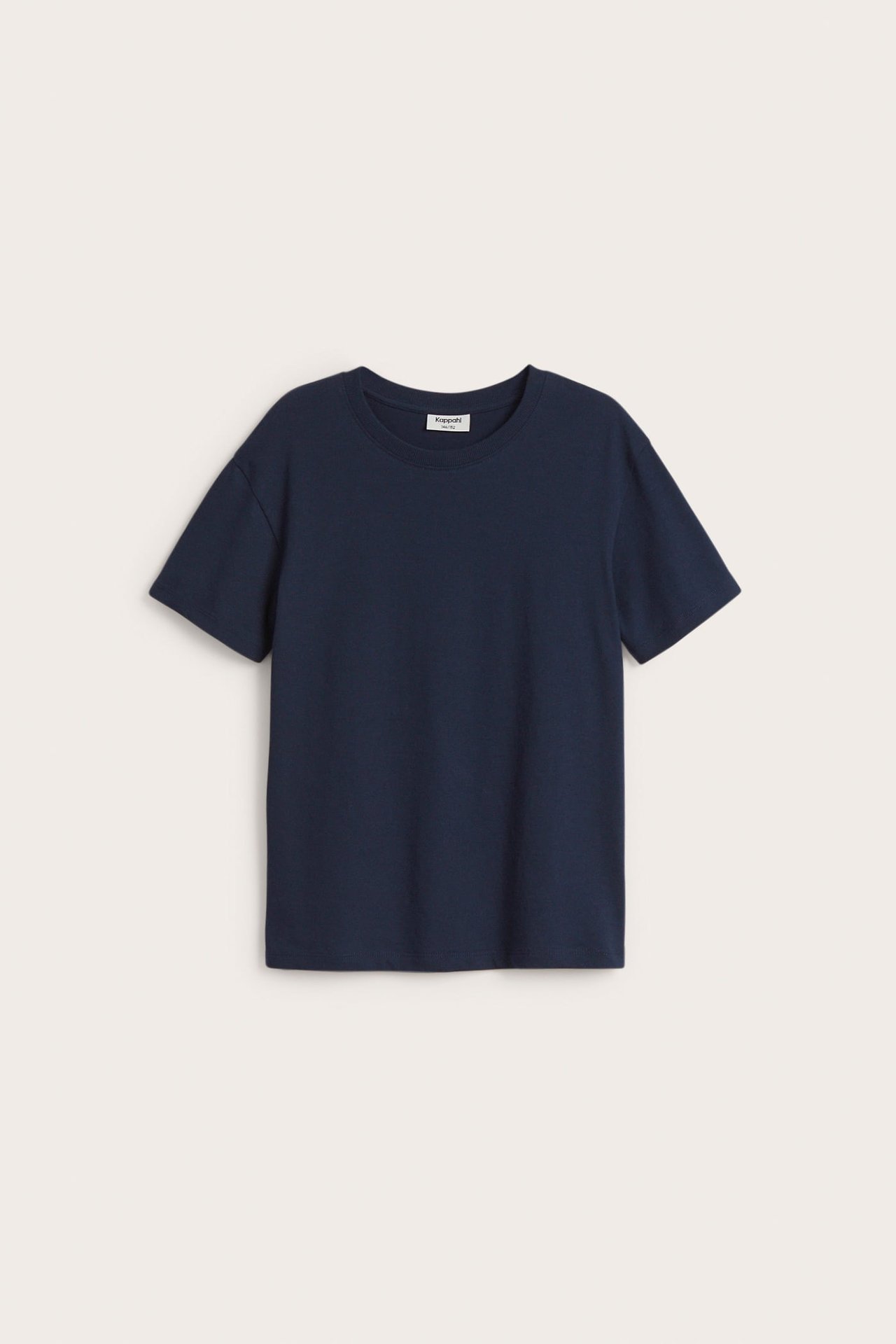 Frontvy av en enfärgad mörkblå bomulls-t-shirt med korta ärmar och rund hals.