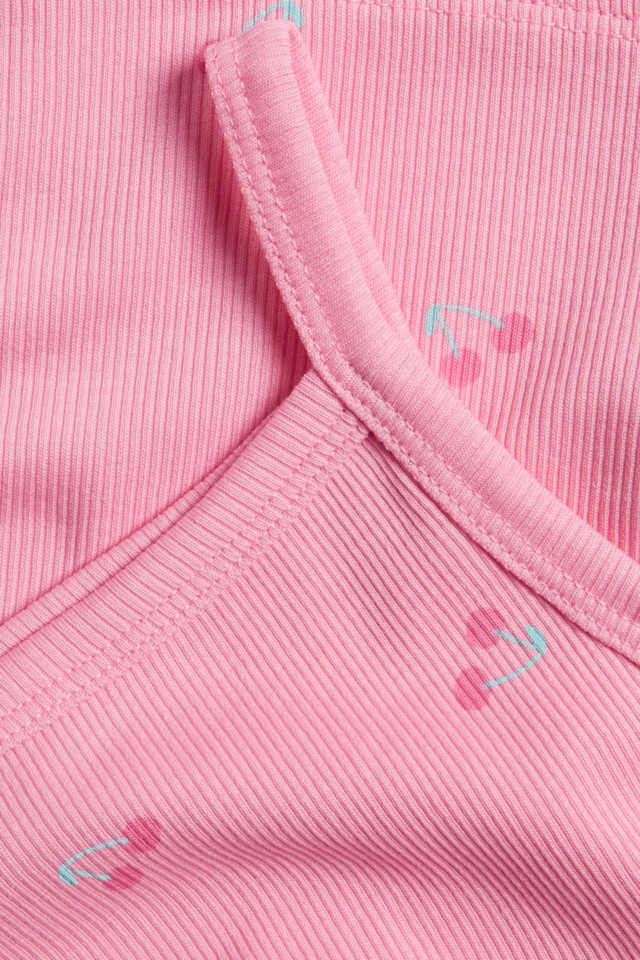 Ribbat linne med körsbär