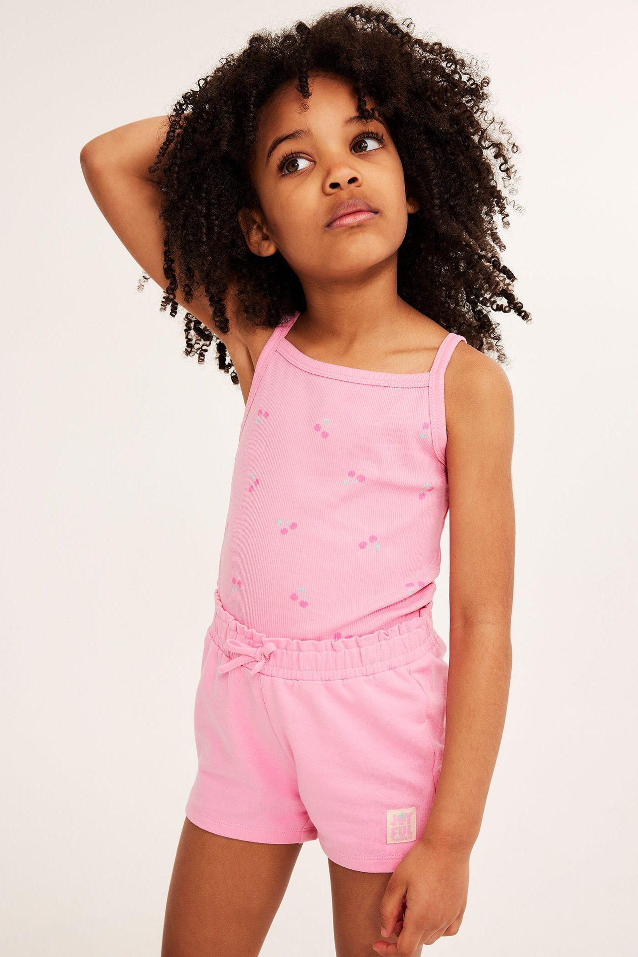 Ribbat linne med körsbär