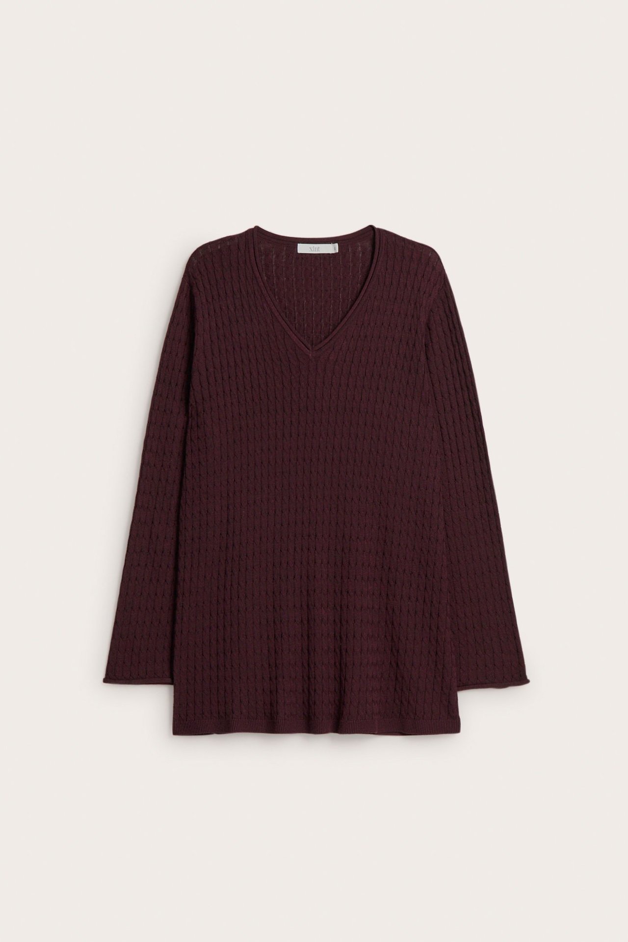 Forfra, vinrød kabelstrikket V-hals genser.