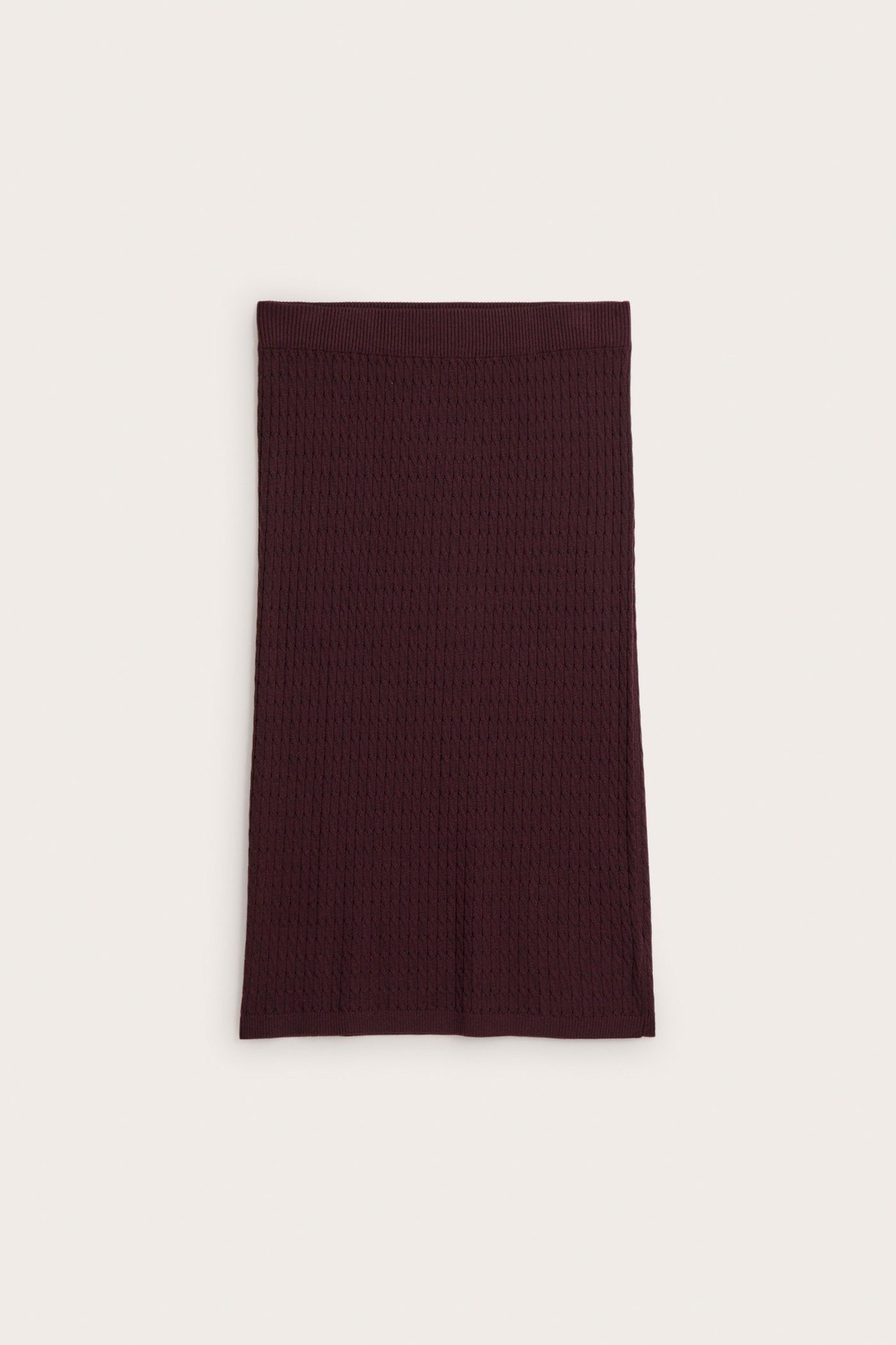 Widok z przodu bordowej spódnicy o warkoczowym splocie z melanżowym wzorem.