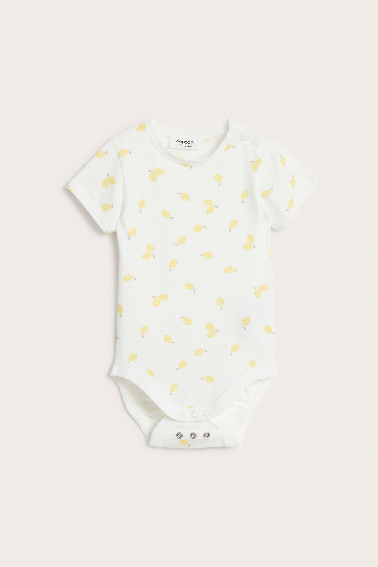 Framsida av en offwhite kortärmad babybody med gult citronmönster och tryckknappar.
