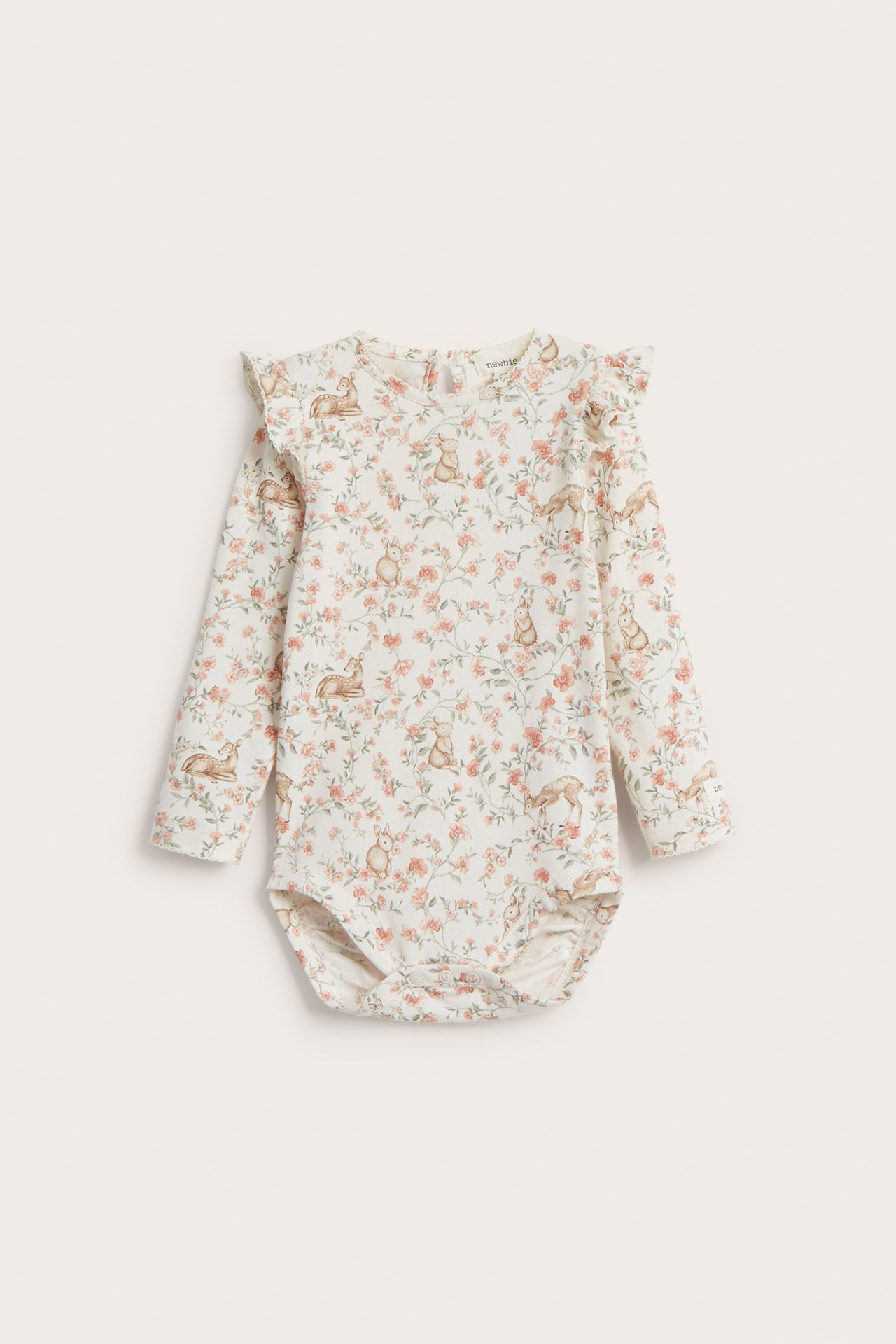 Frontvy av en offwhite babybody med långa ärmar, axelvolanger och blommigt djurmönster.