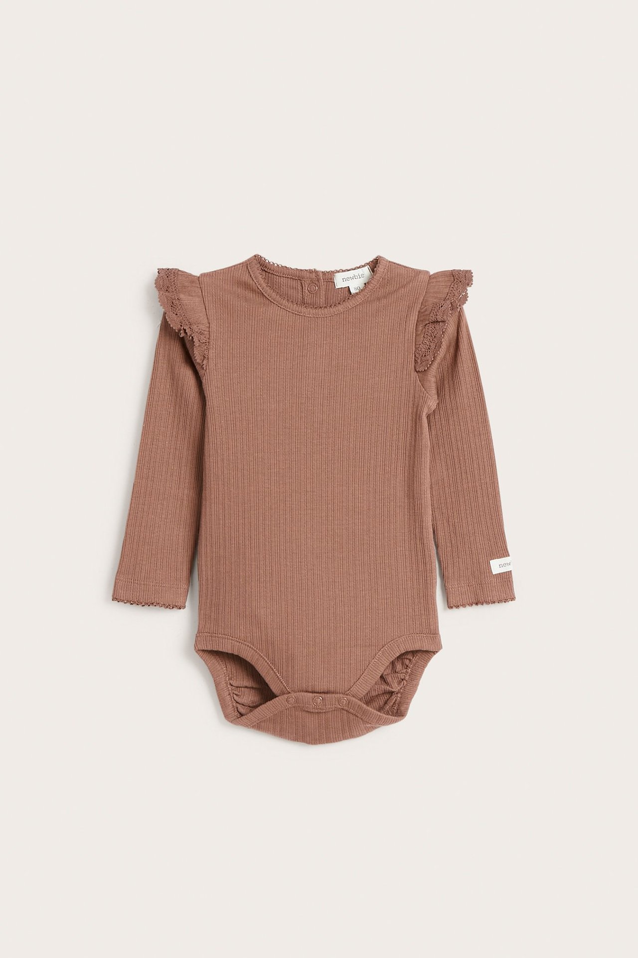 Widok z przodu: ciemnoróżowe prążkowane body niemowlęce z długimi rękawami, koronkowymi falbankami na ramionach i zatrzaskami.