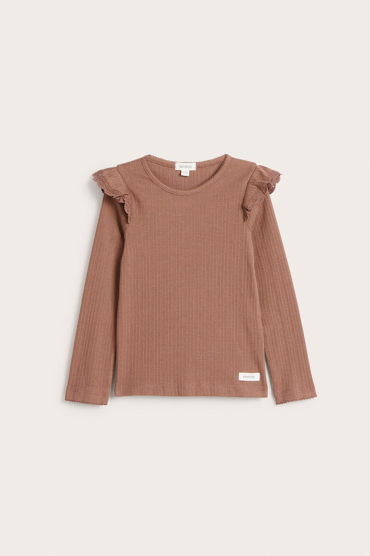 Edestä: Vauvan tummanpunainen ribattu pitkähihainen toppi, jossa pitsireunaiset olkarypyt.