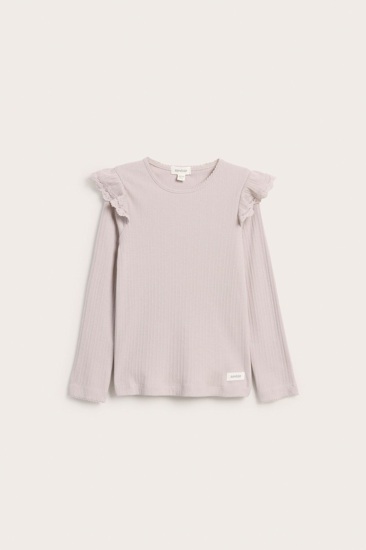 Edestä näkymä lasten vaaleanliilasta ribatusta pitkähihaisesta paidasta, jossa röyhelöt ja pitsireuna olkapäillä.