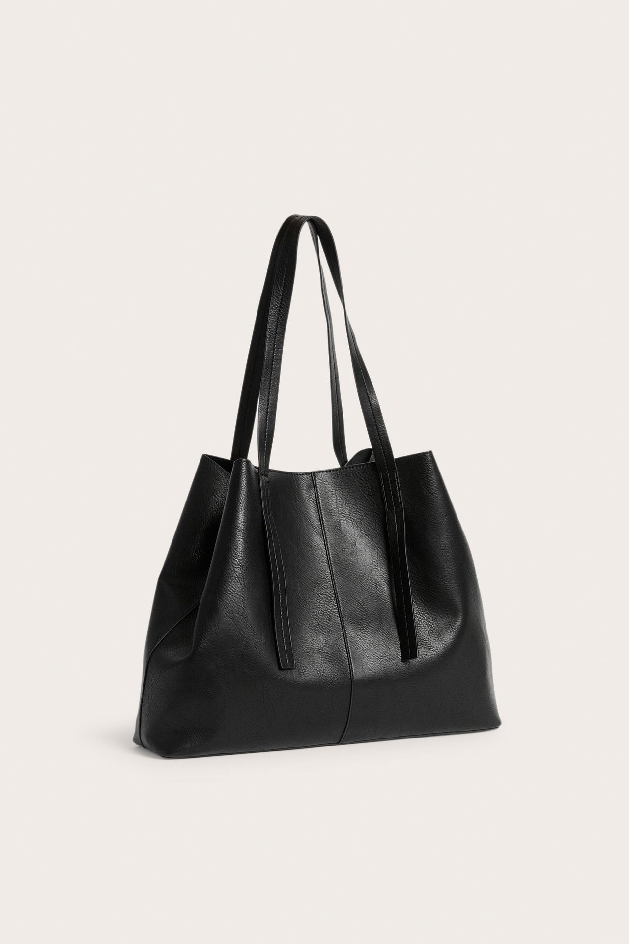 Widok z przodu czarnej, jednokolorowej torby typu tote ze sztucznej skóry z dwoma paskami.
