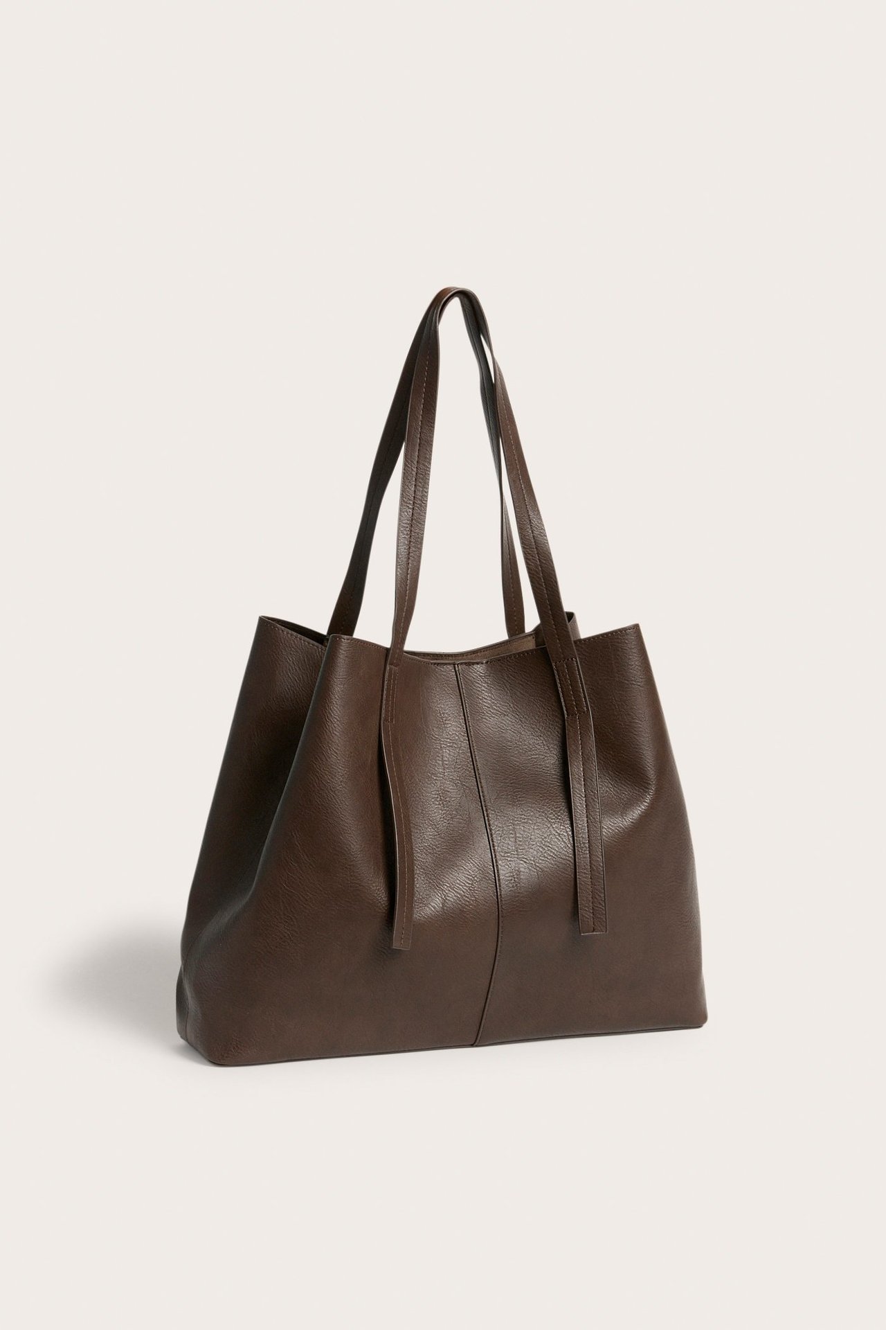 Forfra: mørkebrun toteveske i skinnimitasjon med to skulderstropper og vertikale frontstropper.