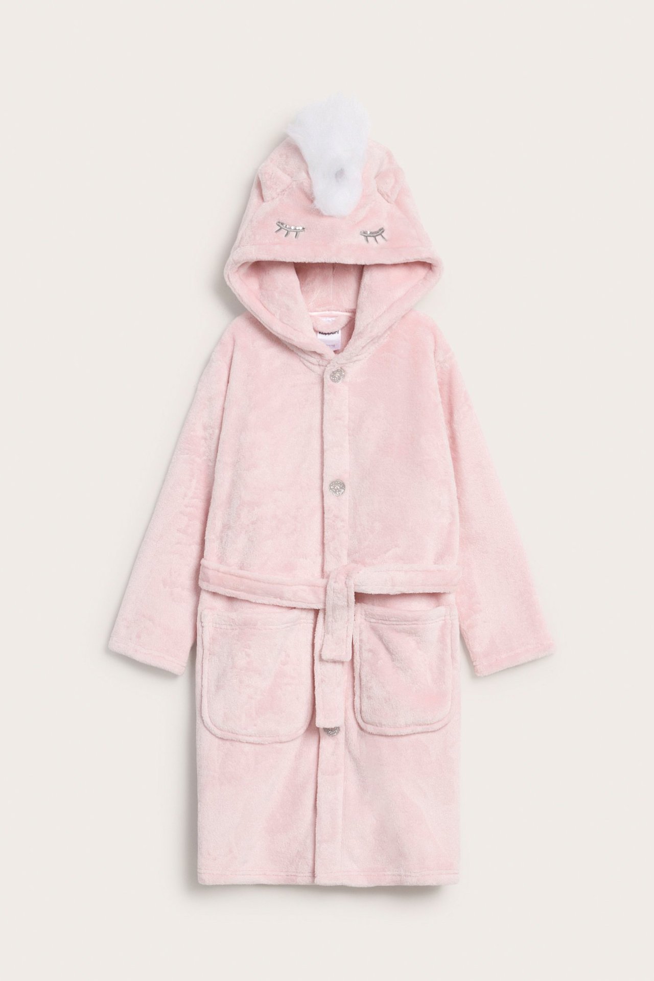 Widok z przodu różowego polarowego szlafroka dziecięcego z kapturem jednorożca, zapięciem na guziki, paskiem i dwiema kieszeniami.