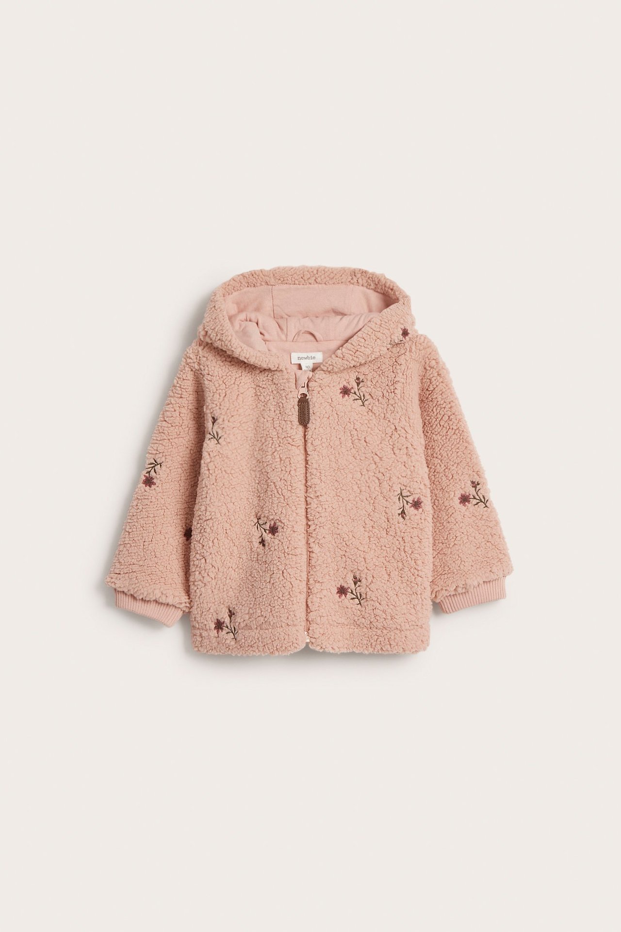 Forfra: Rosa babyhettejakke i pile med blomsterbroderi, hel glidelås og ribbestrikkede mansjetter.