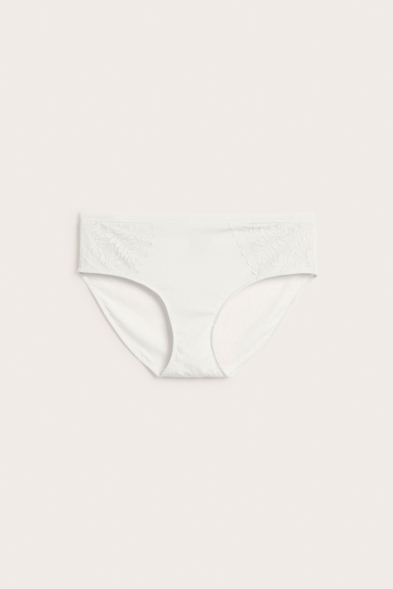 Frontvisning av offwhite mikro-brief med blondeapplikasjoner og elastisk linning.