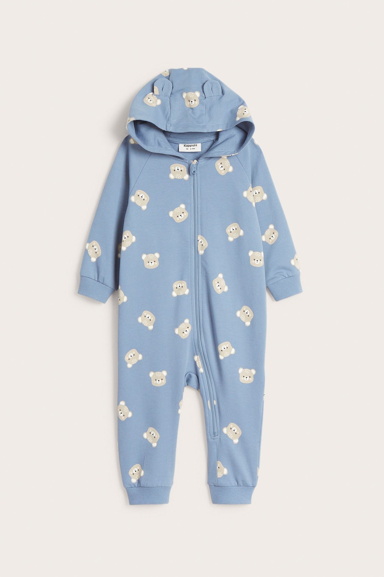 Widok z przodu niebieskiego bawełnianego pajacyka dla niemowląt z motywem misiów, kapturem i zamkiem.