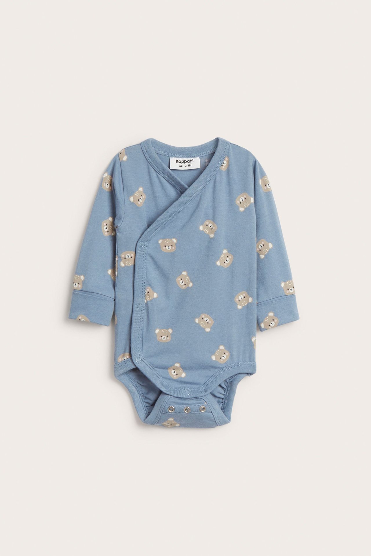 Frontvisning av en blå langermet babybody med heldekkende bamsemønster og trykknapper.