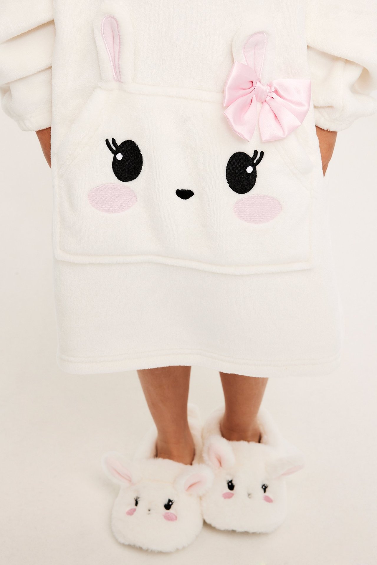 Lasten mekko vaaleanpunainen kaninikorvaisin, lipallinen ja tekoturkisennätyksillä.