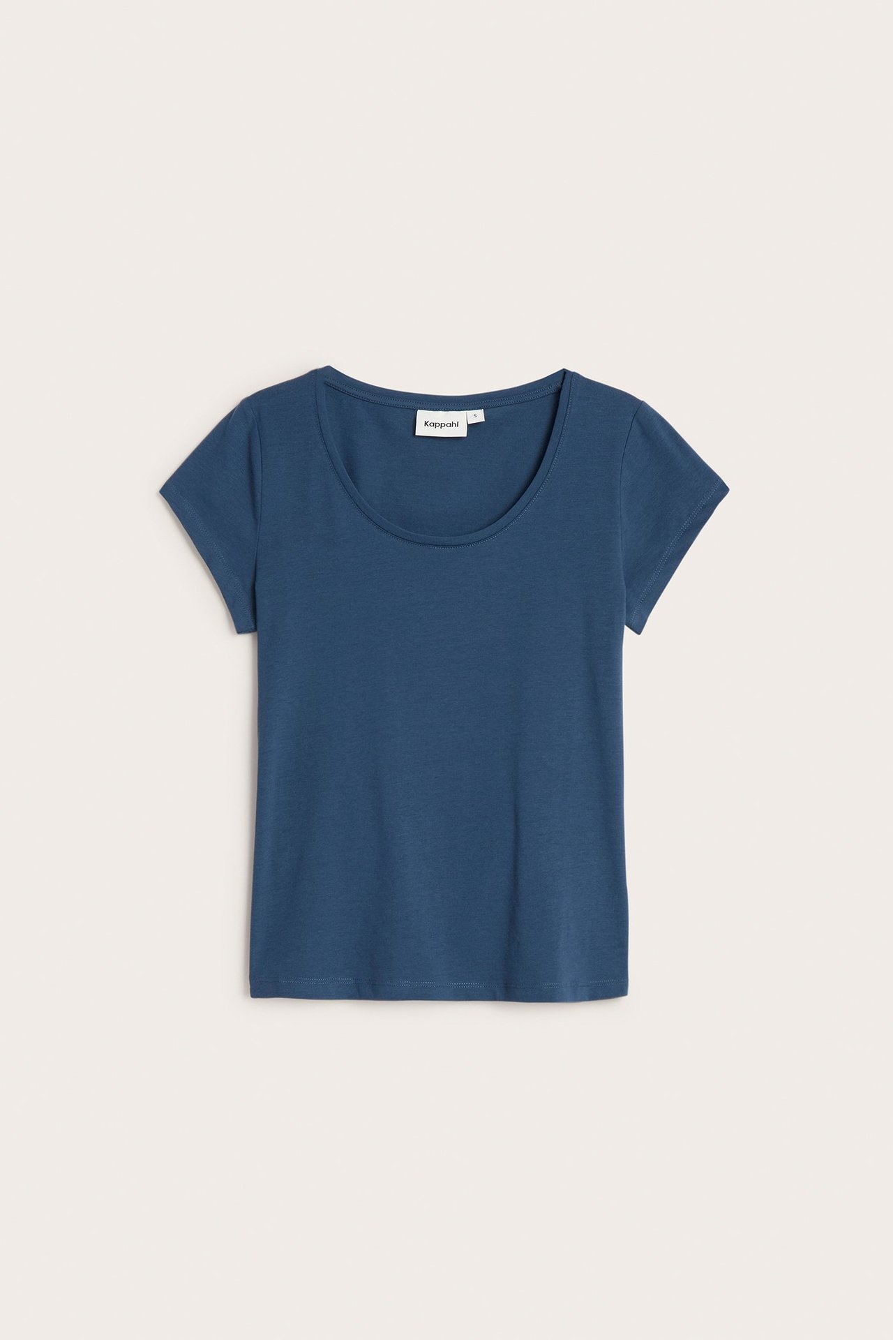 Frontvisning av en ensfarget blå kortermet bomulls-T-skjorte med scoop-hals.