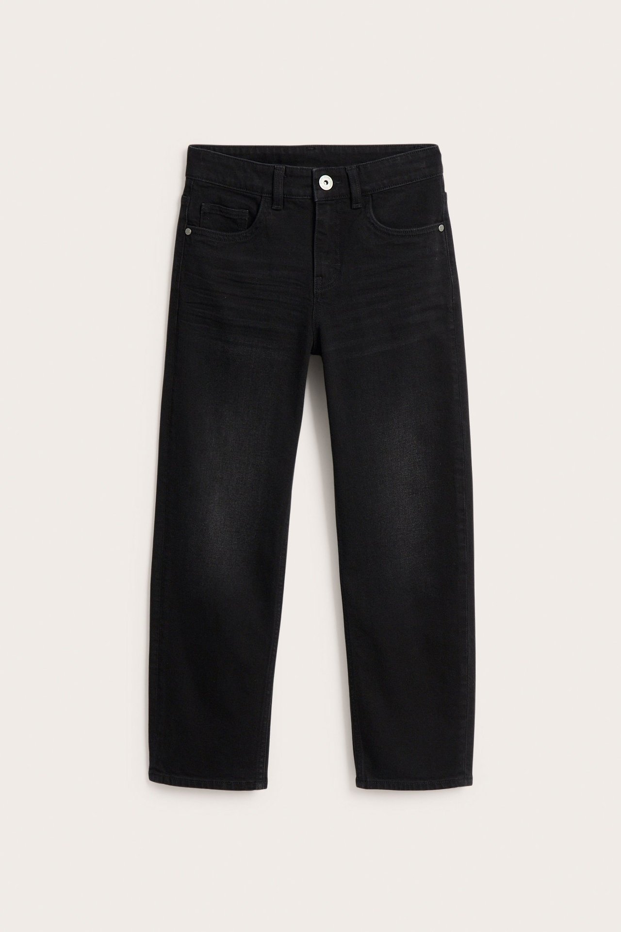 Mustat löysät farkut, joissa on keskikorkea vyötärö ja viisi taskua, edestä nähtynä.