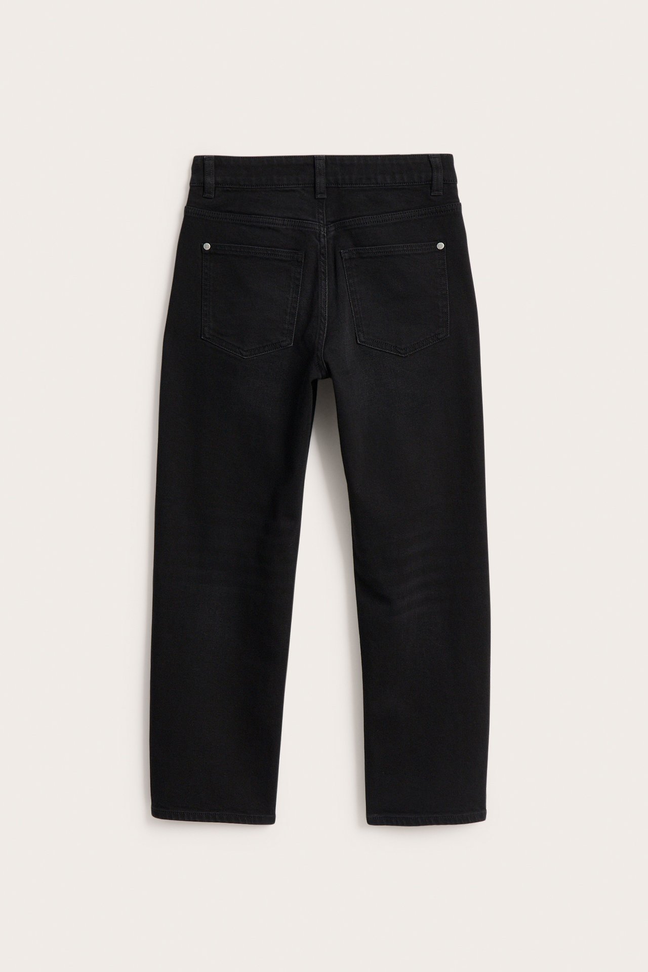 Bakifrån svarta lösa midjejeans i stretchdenim med synliga bakfickor.