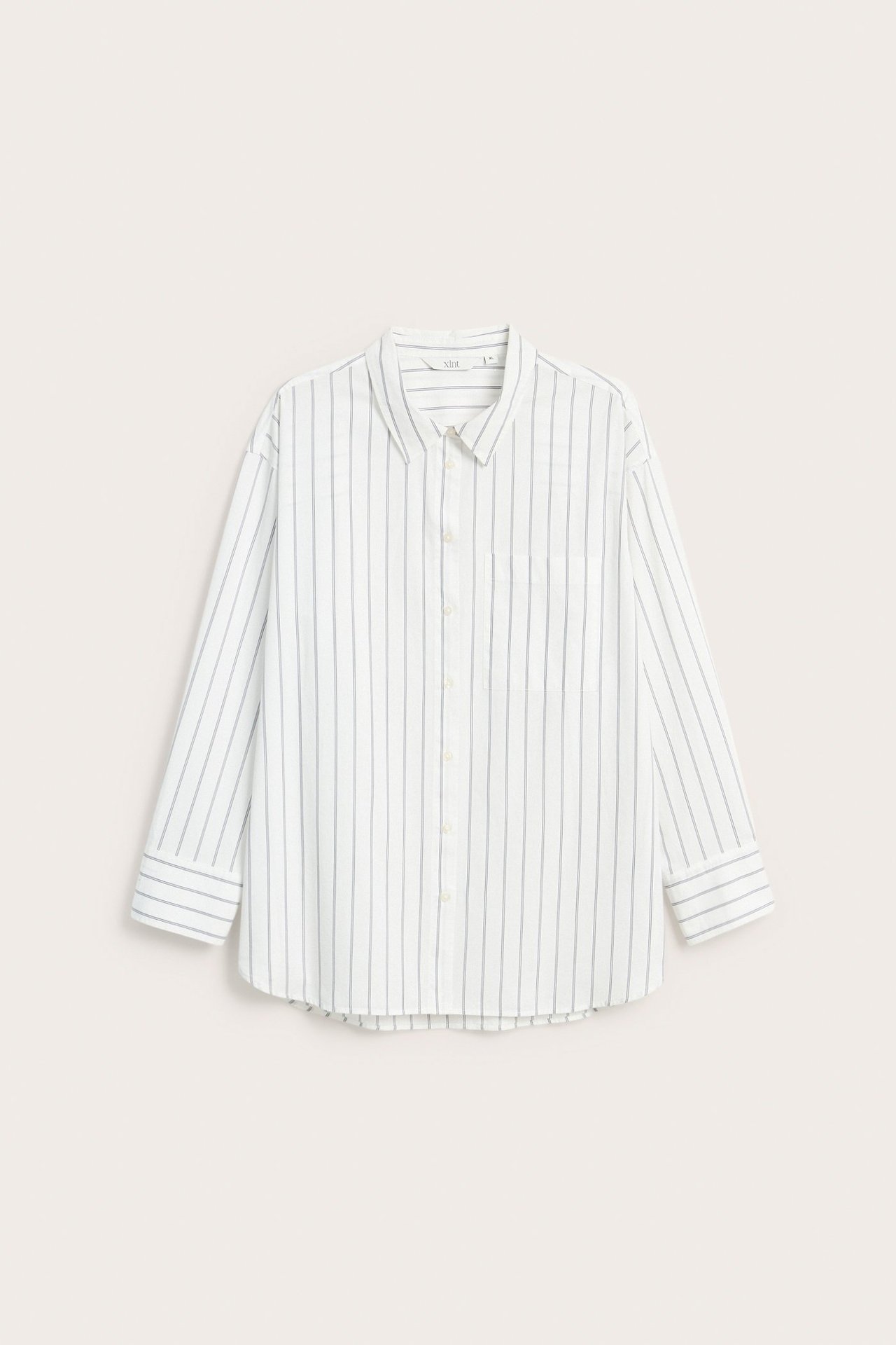 Widok z przodu na białą koszulę poplinową w paski, z długimi rękawami, kołnierzem i guzikami.