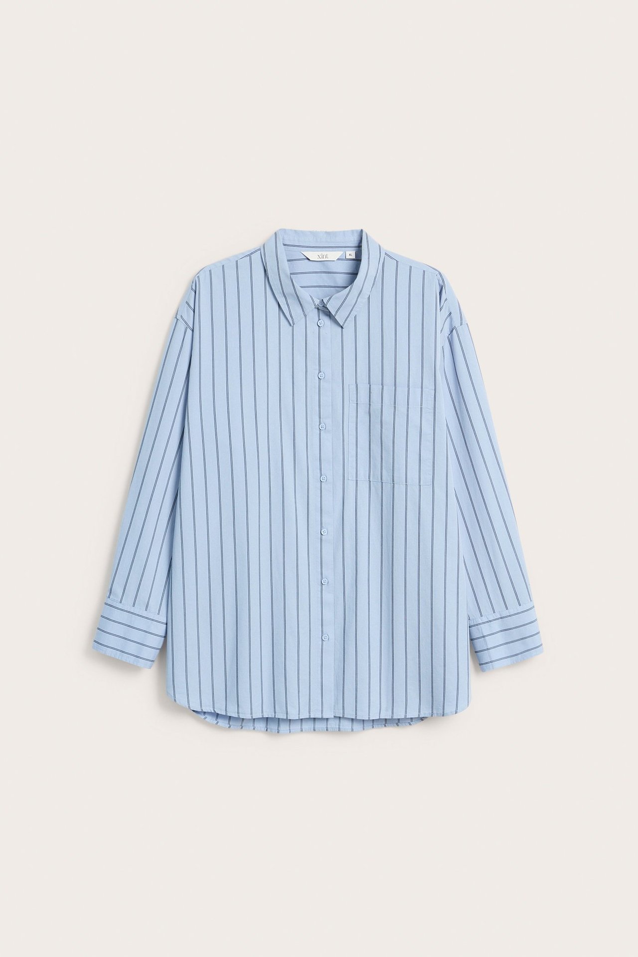 Widok z przodu: Jasnoniebieska koszula popelinowa w paski, z kołnierzem, długimi rękawami i kieszenią.