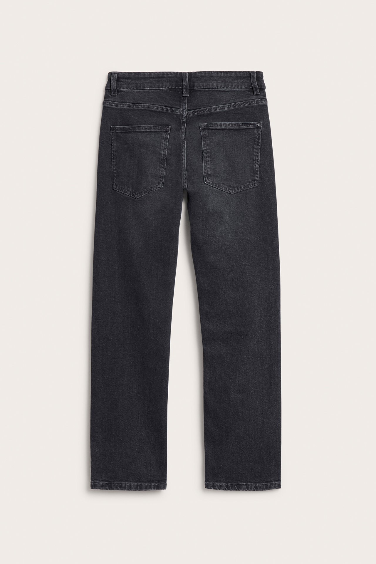 Bakfra: rette jeans for barn i mørkegrå denim med stretch og fem lommer.