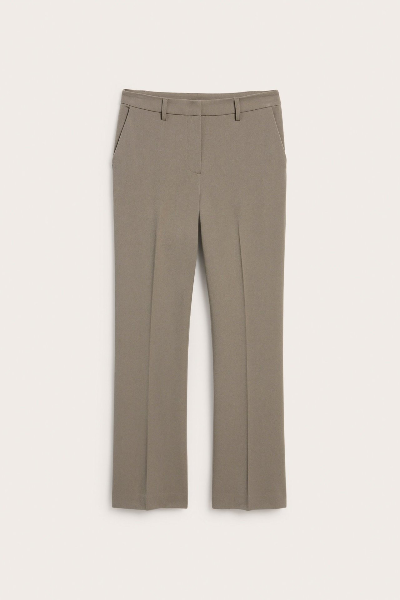 Edestä, naisten taupenväriset slim-fit-housut levenevillä lahkeilla, vyölenkeillä ja sivutaskuilla.