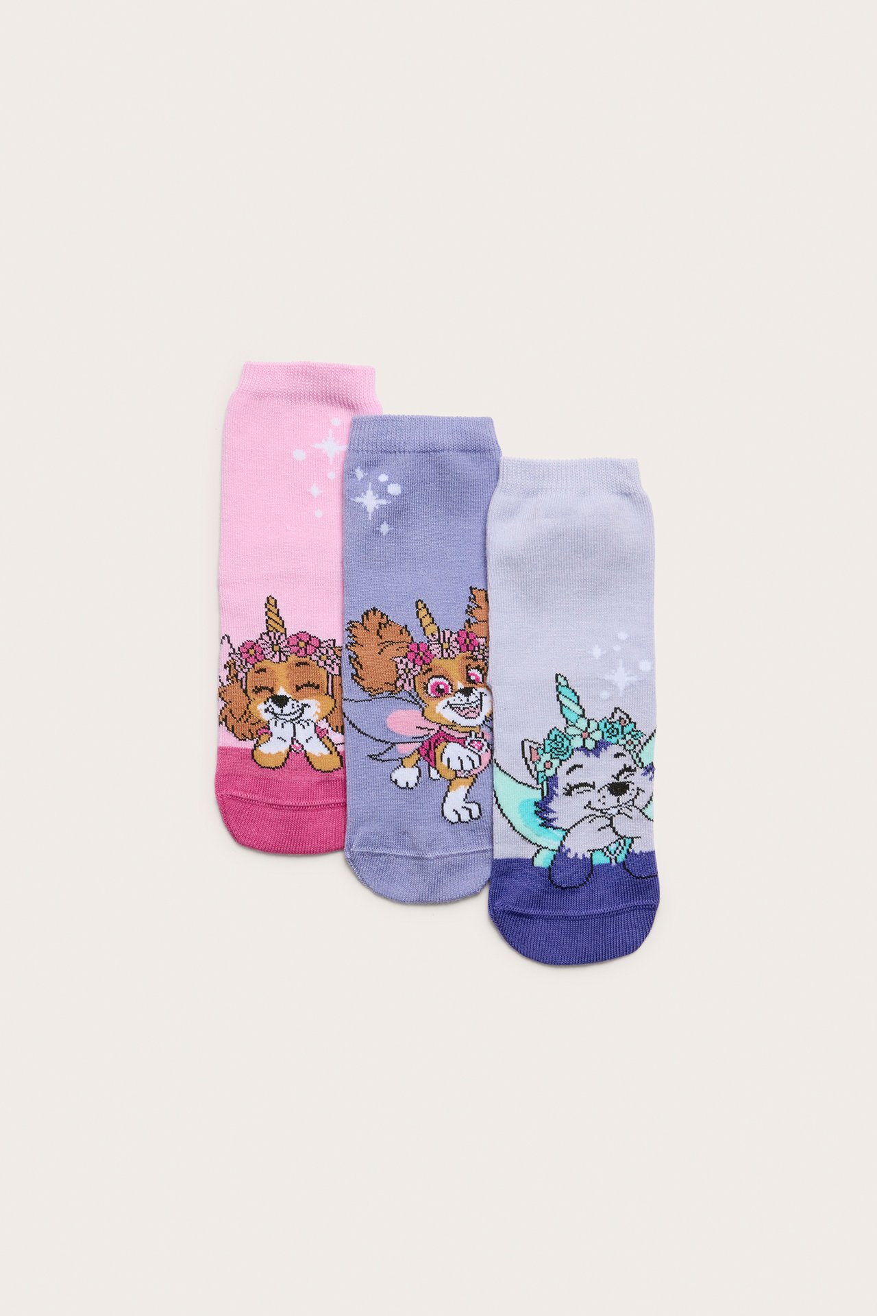 Frontvisning av tre barnesokker med Paw Patrol: rosa, lys lilla og lilla, med enhjørningskaraktertrykk.
