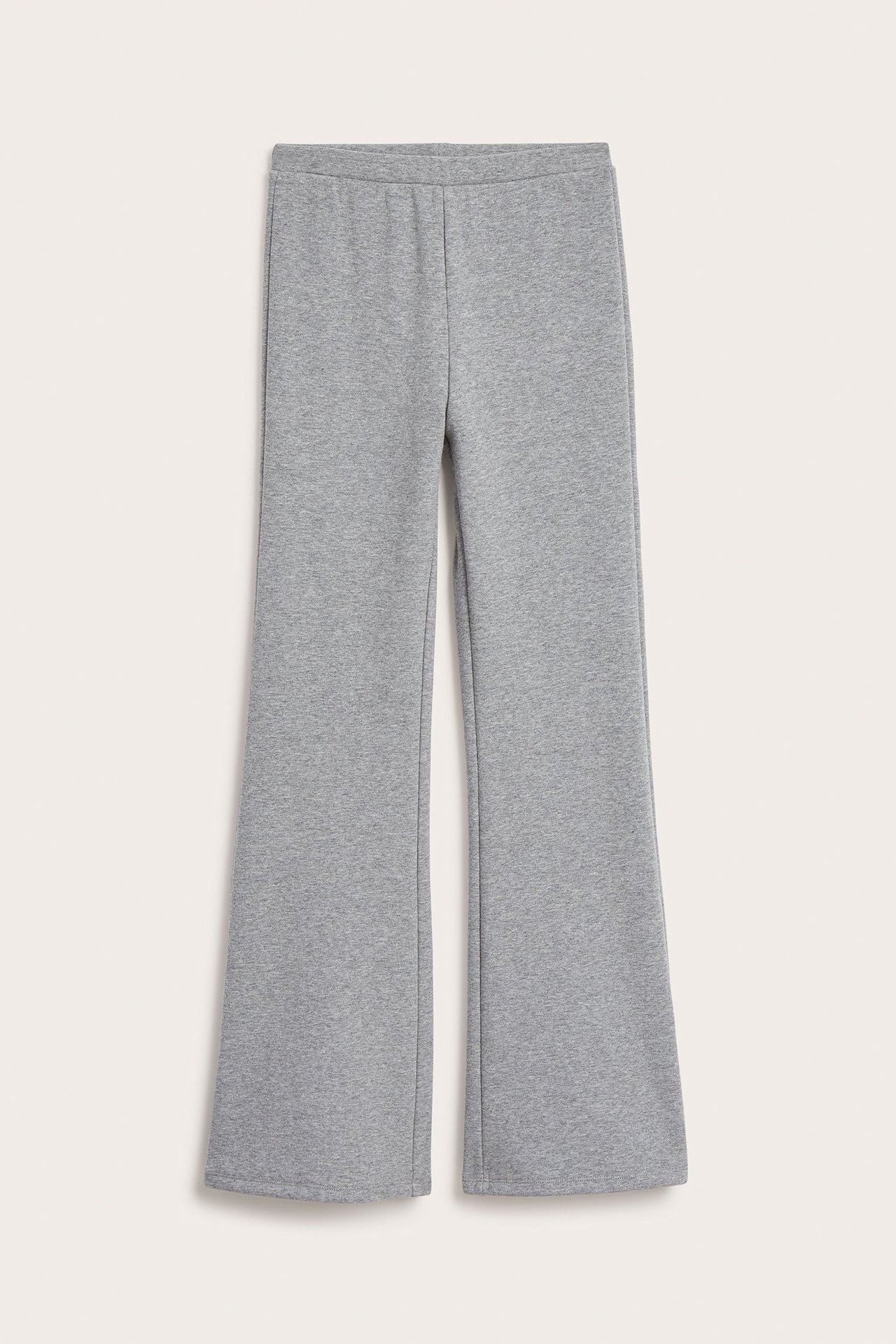 Edestä, vaaleanharmaat meleeratut levenevät leggingsit joustavalla vyötäröllä.
