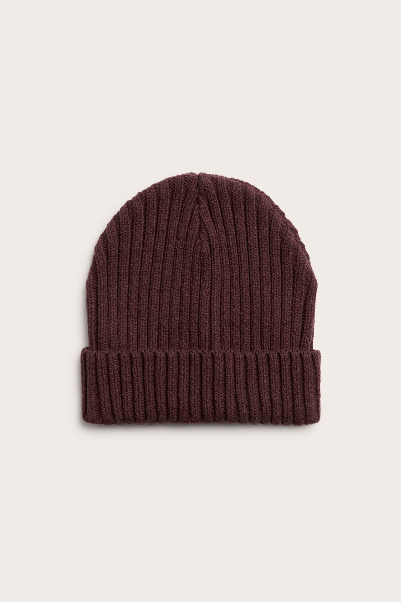 Widok z przodu: ciemnoczerwona prążkowana czapka z dzianiny z szerokim wywinięciem.