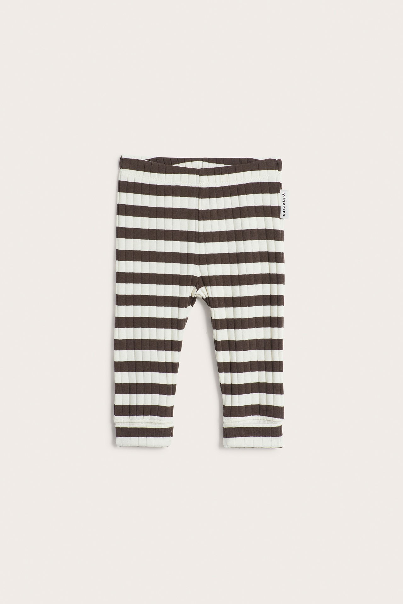 Framifrån, babyribbade leggings med bruna och benvita ränder, resår i midjan och nedvikbara muddar.