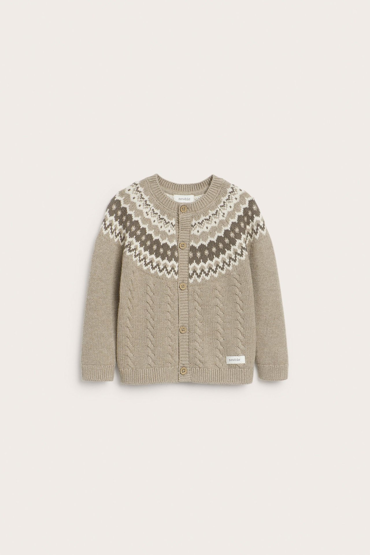 Edestä kuvattu vauvan ruskeanmelange jacquard-neulepusero, jossa fair isle -kaarroke ja palmikkoyksityiskohdat, napit edessä.