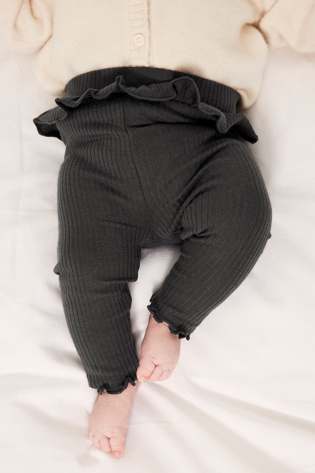 Ribatut röyhelösomisteiset leggingsit