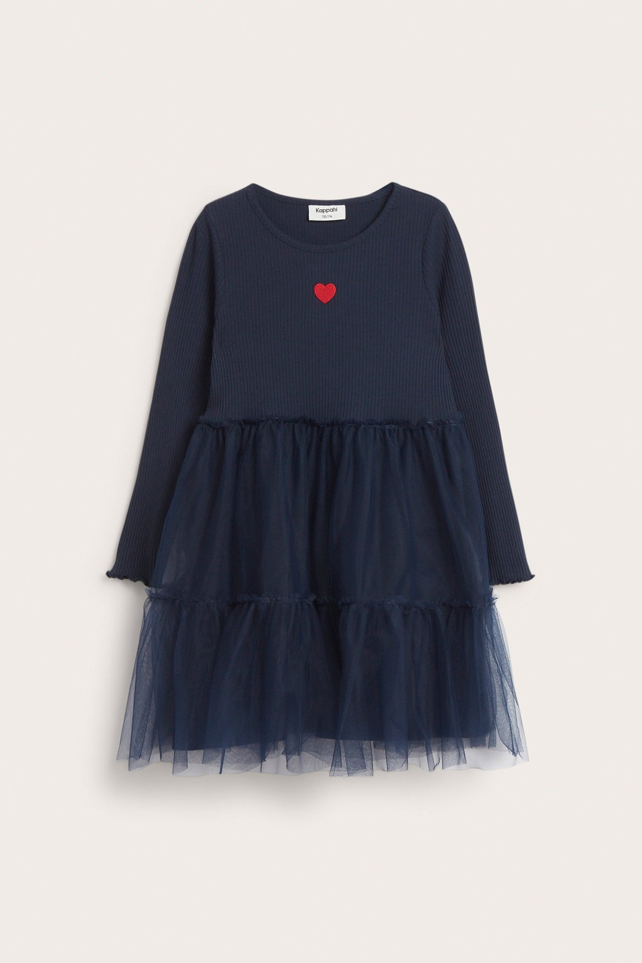Widok z przodu granatowej prążkowanej sukienki dziecięcej z czerwonym sercem i tiulową spódnicą.