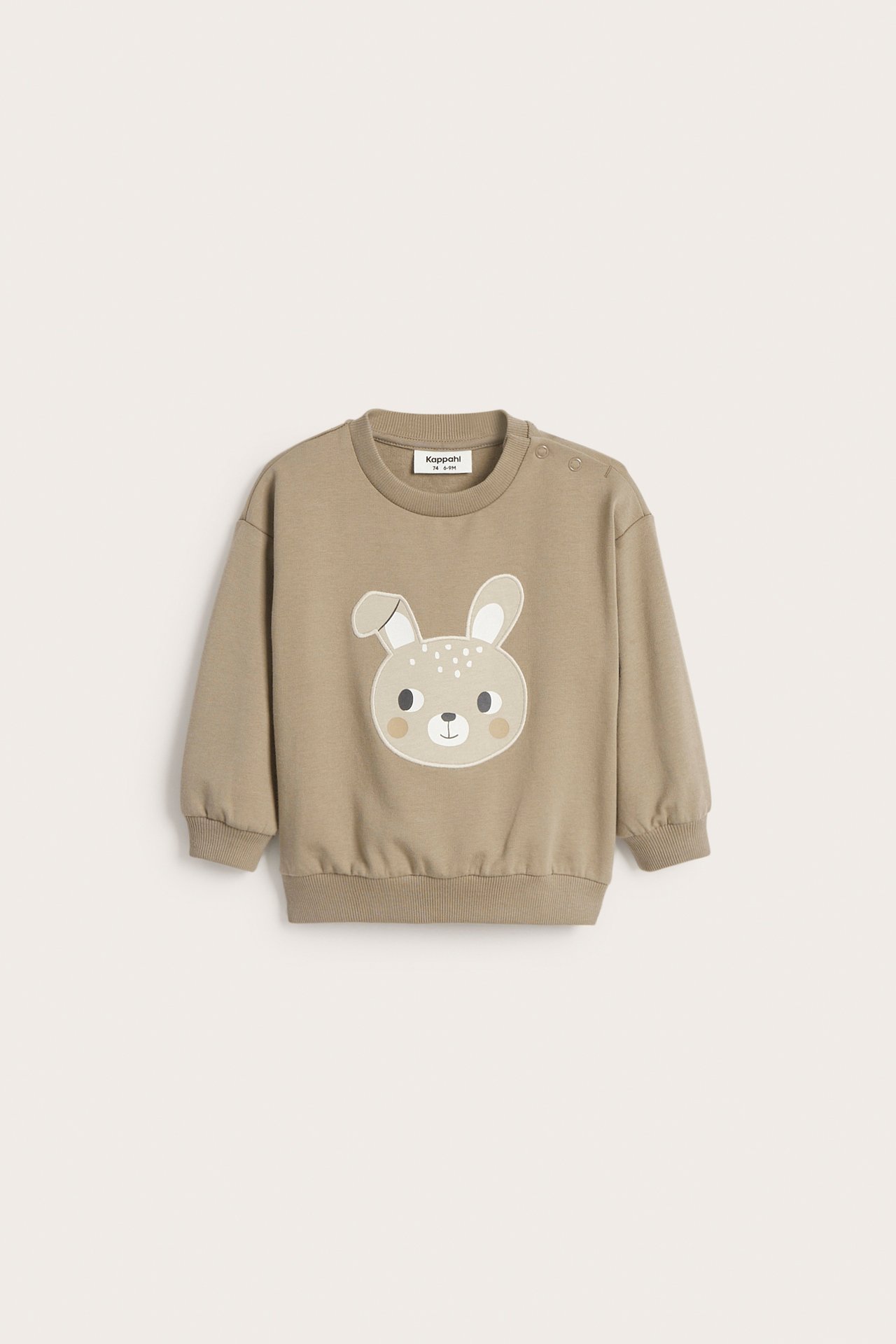 Framifrån: brun babysweatshirt med kaninapplikation och tryckknappar på axeln.
