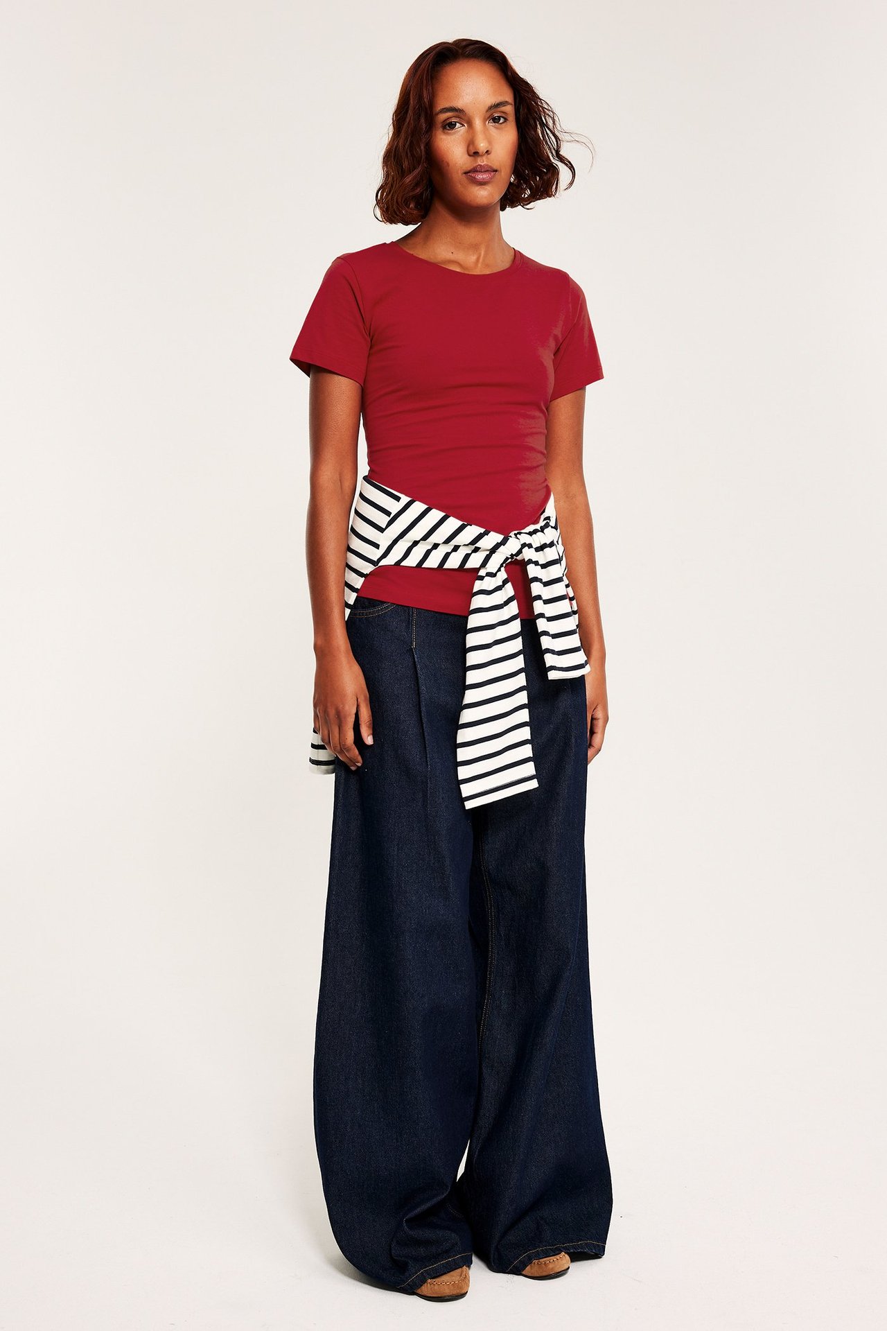 Rød kortermet rundhals-topp, kvinne viser den foran.