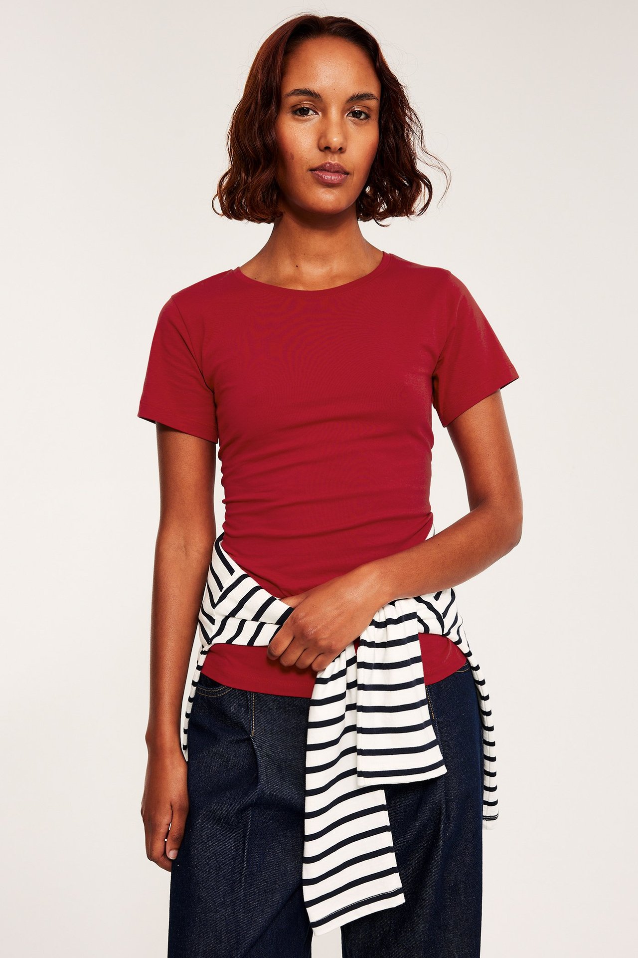 Czerwona, krótkoskrzydła bawełniana bluzka, damska, okrągły dekolt, przód.