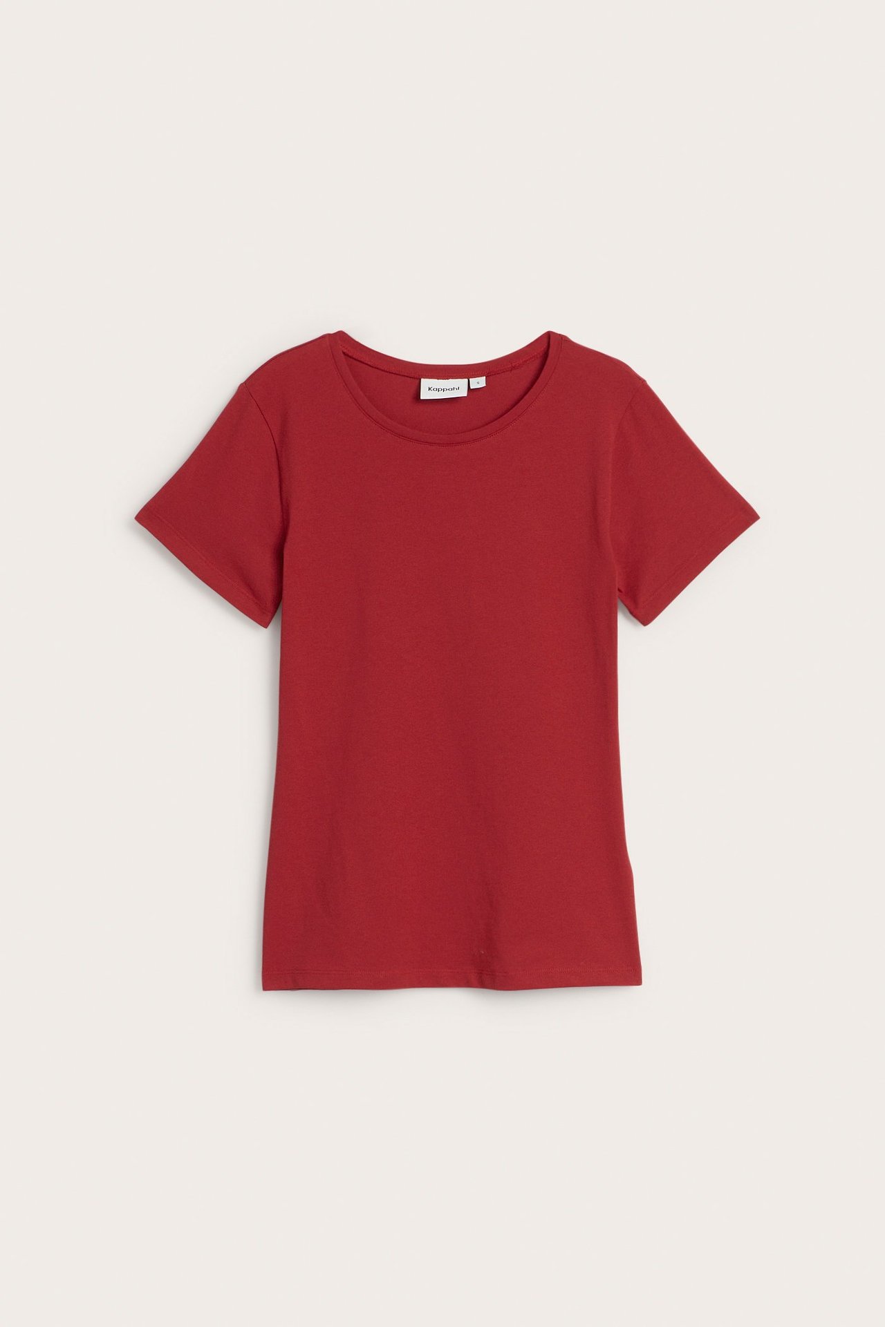 Widok z przodu czerwonego, krótkiego topu basic z okrągłym dekoltem, wykonanego z mieszanki bawełny.