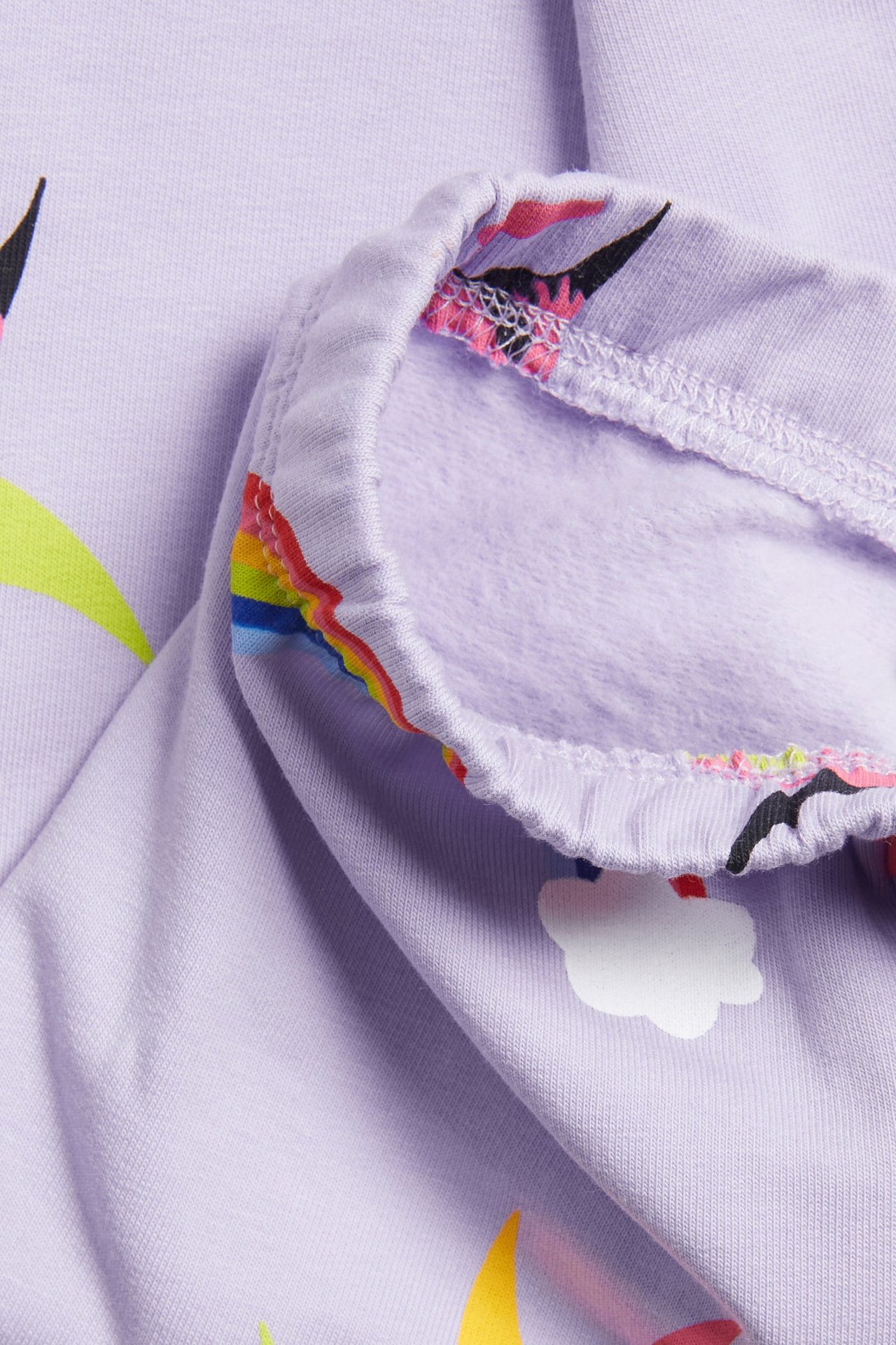 Zbliżenie na jasnofioletowe ocieplane legginsy niemowlęce z kolorowym wzorem Babblarna i miękką podszewką.