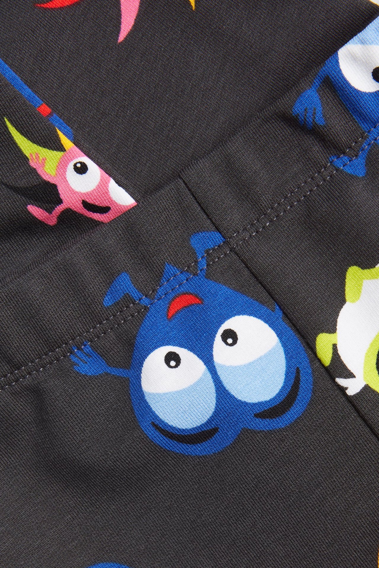 Zbliżenie na ciemnoszare legginsy niemowlęce z kolorowym wzorem Babblarna.