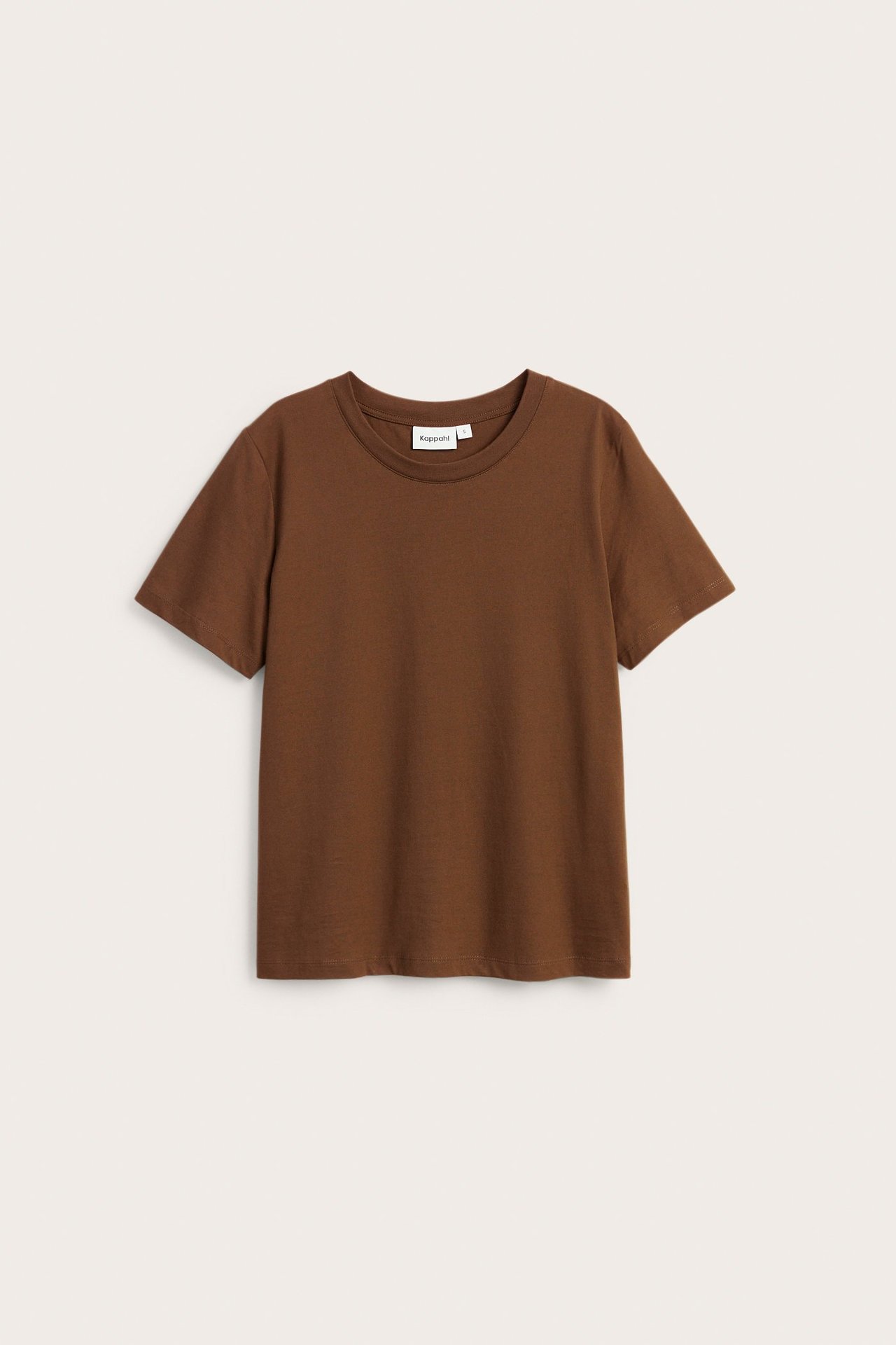 Forfra, ensfarget brun bomulls-T-skjorte med korte ermer og rund hals.