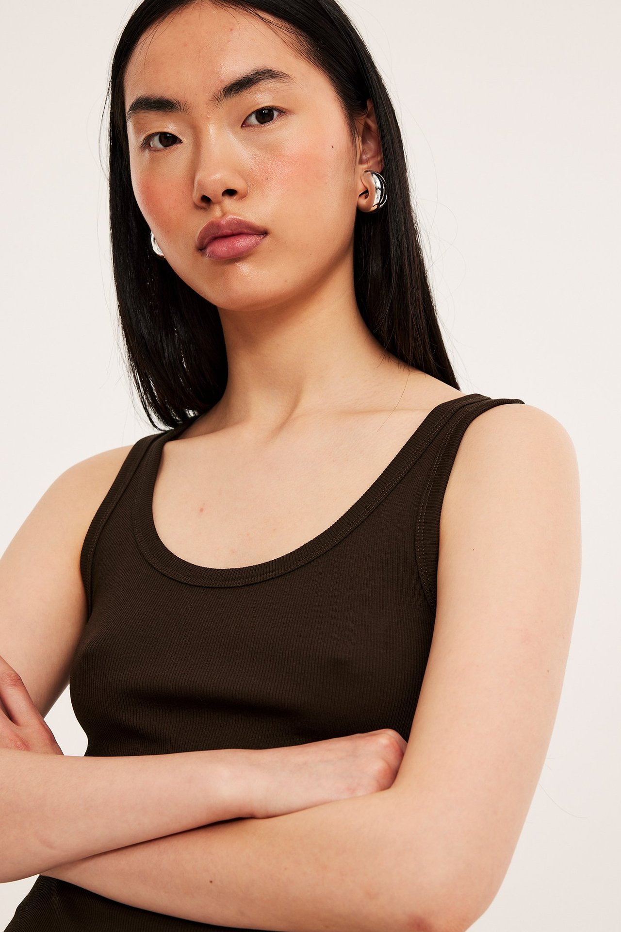 Mörkbrunt ribbat linne för dam, nära passform, struktur, bomull/elastan, frontvy.