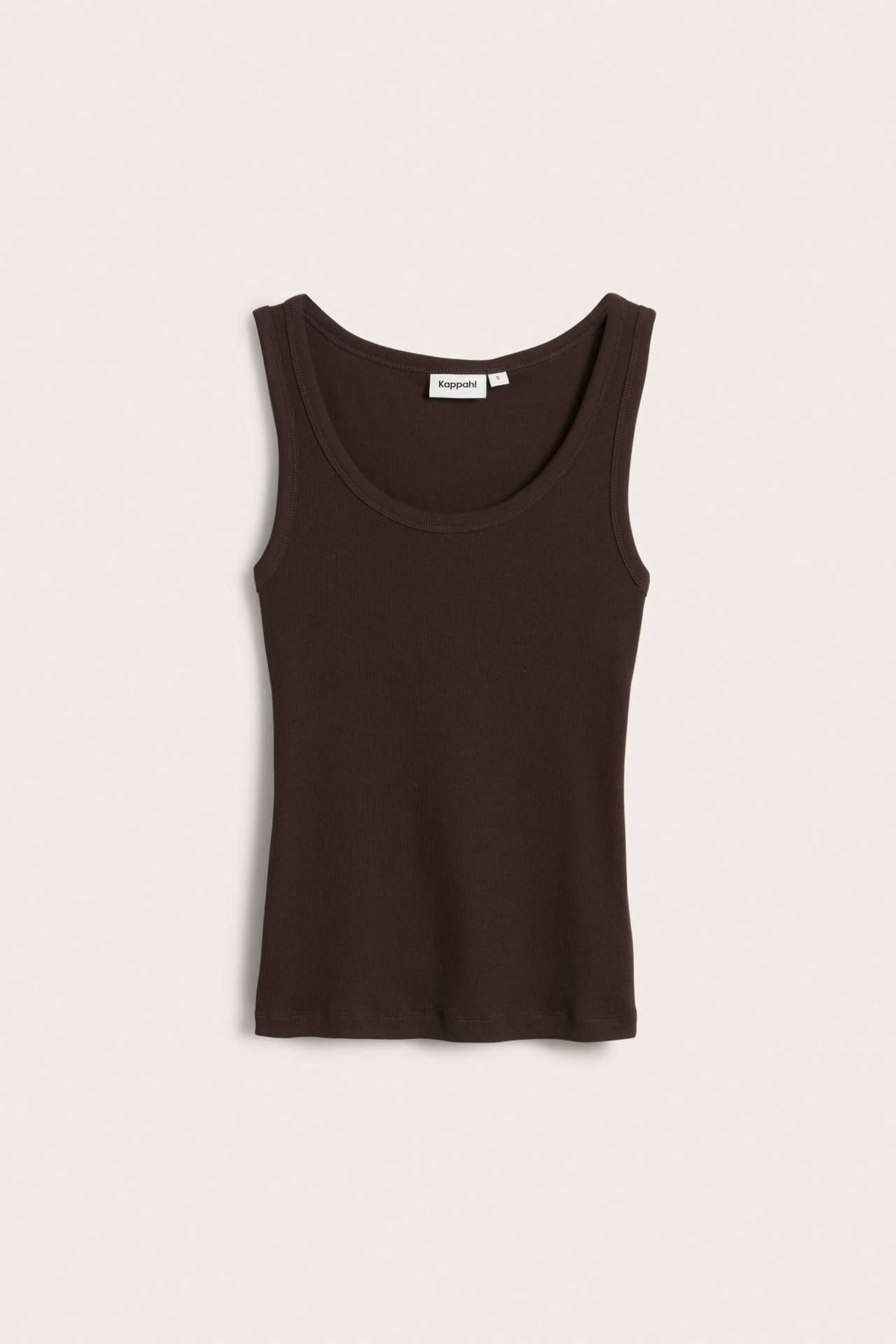 Frontvy av ett mörkbrunt ribbat linne med rund halsringning, tillverkat av en bomullsblandning.