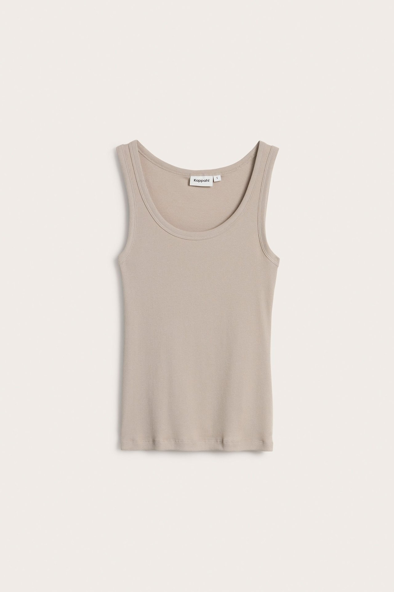 Frontvisning av en beige ribbet singlet med smal ribbestruktur og rund hals.