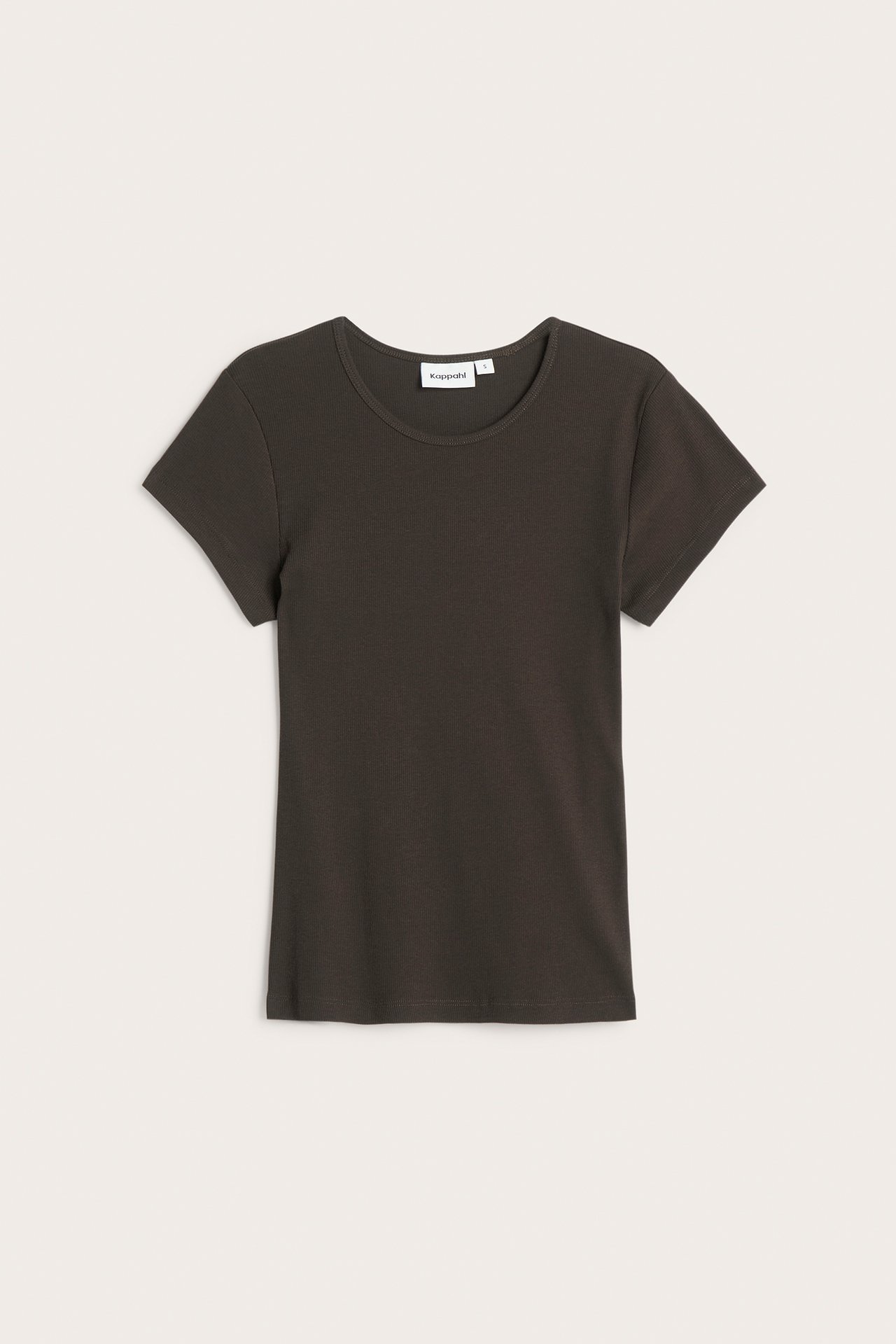 Widok z przodu ciemnobrązowego, dopasowanego, krótkiego, prążkowanego T-shirtu.