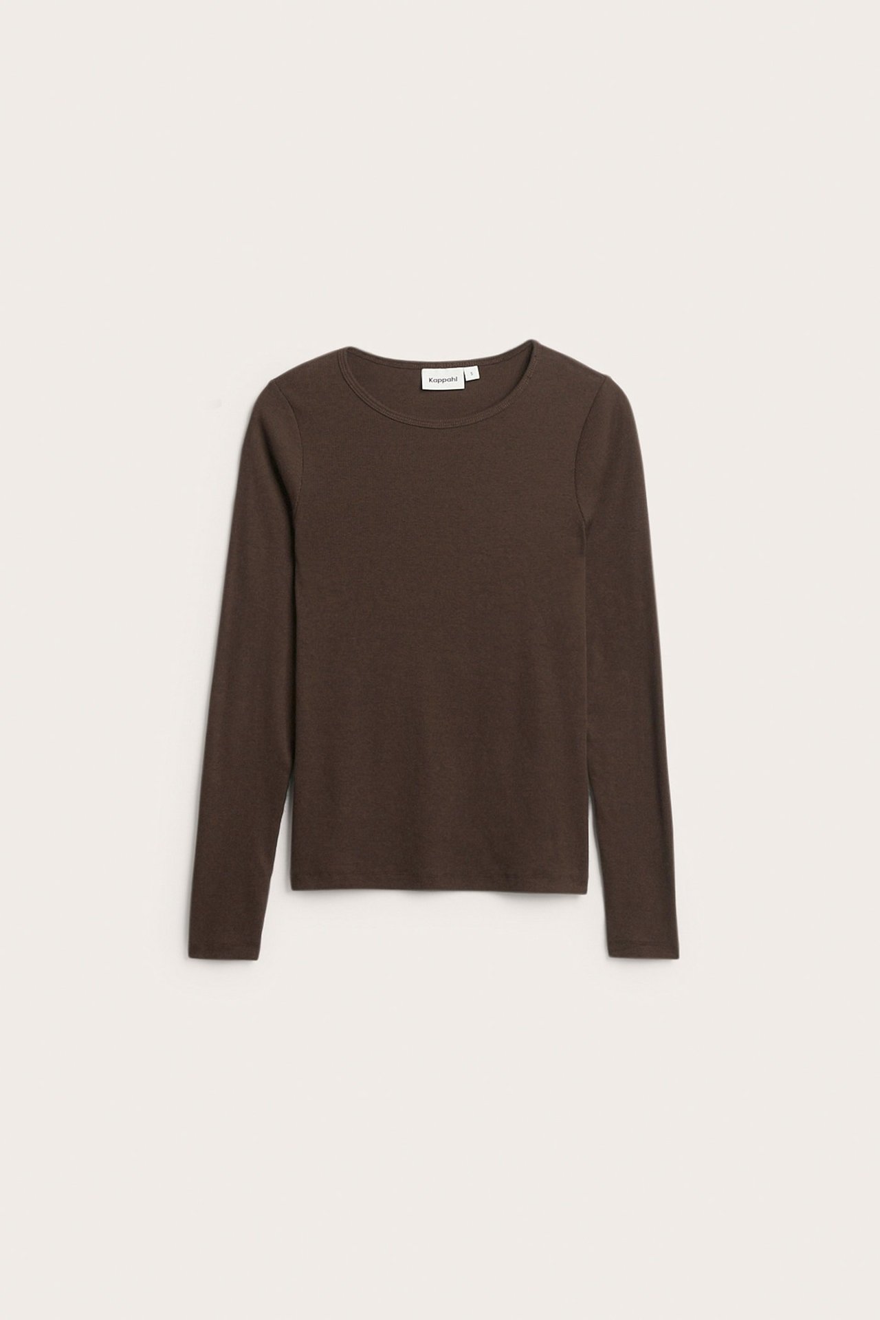 Ciemnobrązowa, długa, prążkowana bluzka z bawełny i elastanu na białym tle.