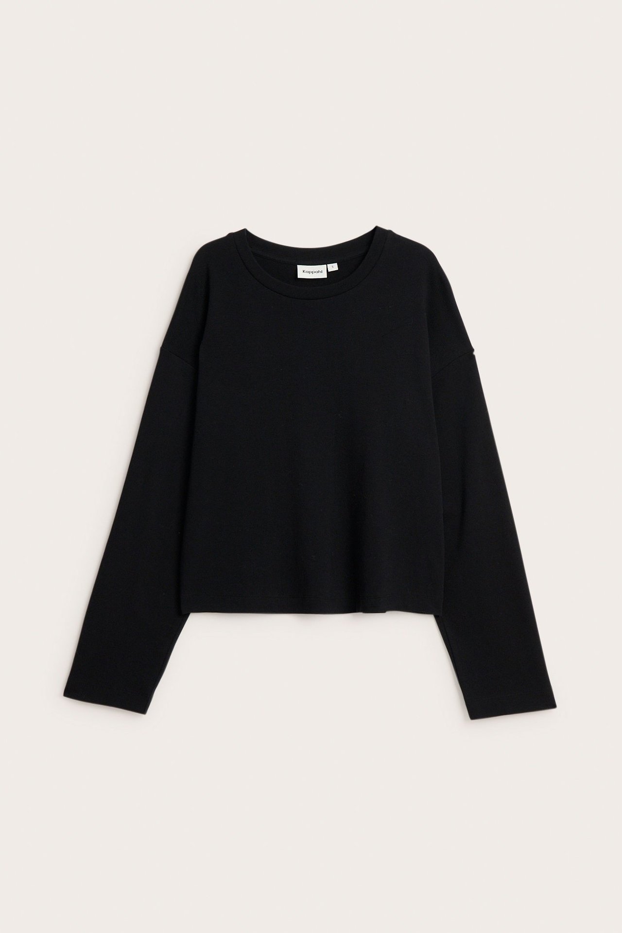 Widok z przodu czarnego, luźnego, bawełnianego t-shirtu z długim rękawem i okrągłym dekoltem, leżącego płasko.